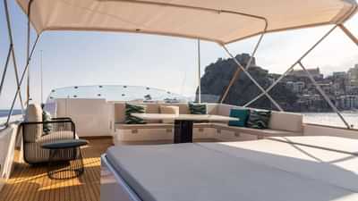 Sunbed & Alfresco dining - Flybridge