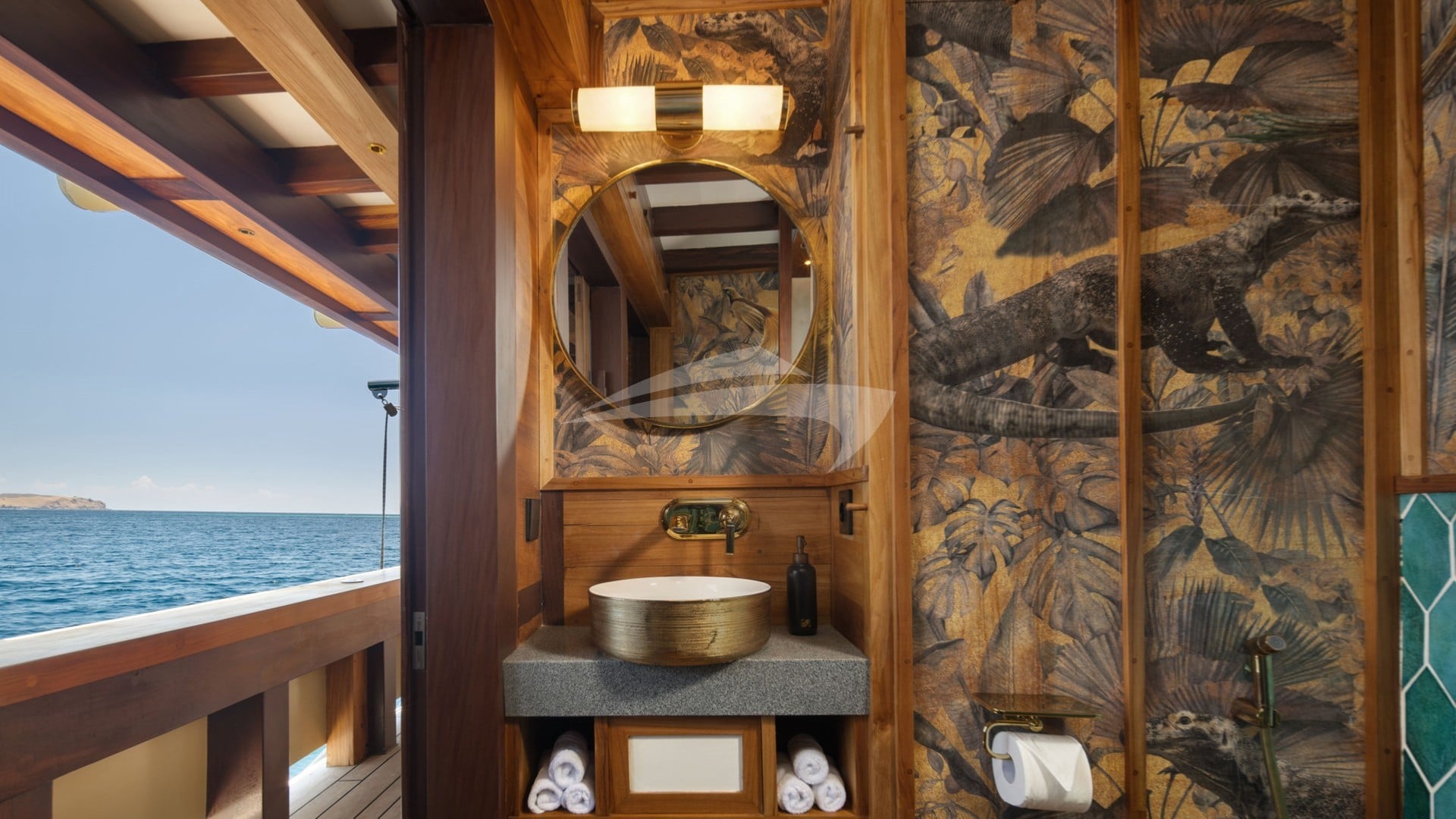 Lounge Restroom -2-
