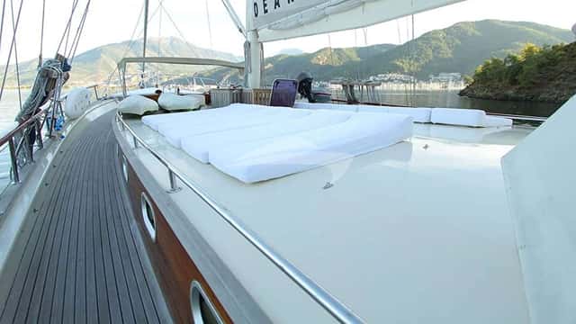 DEAR LILA yacht charter photo 5