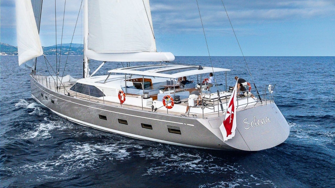 bgyb_charter_swan105_selena_new_photos3