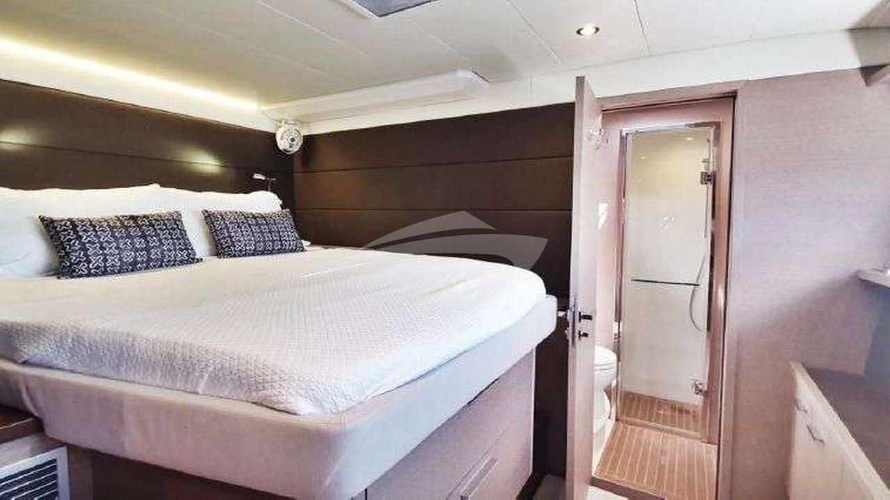 Fwd guest cabin with bathroom...