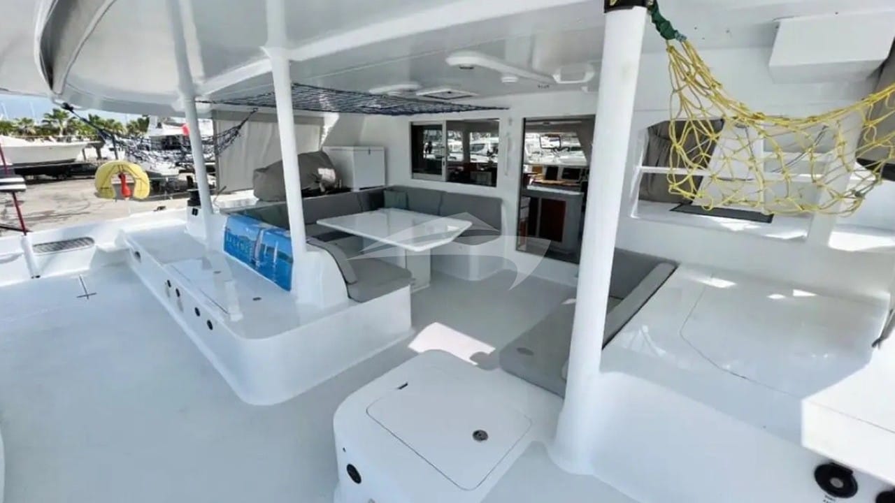 Broad aft deck and cockpit