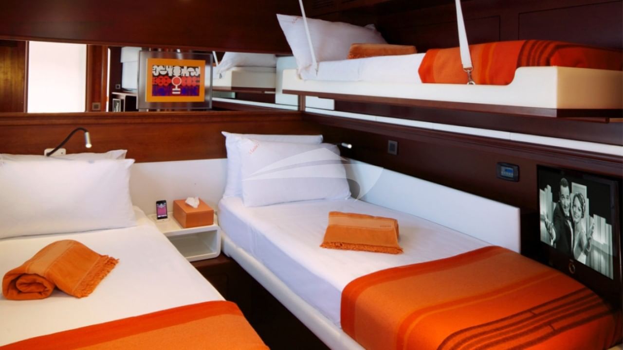 Guest cabin #2 with additional pullman