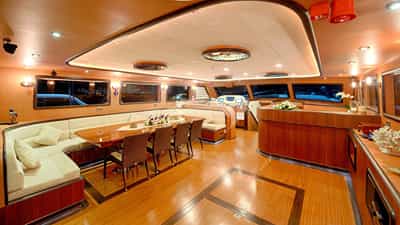 Saloon with Dining Table