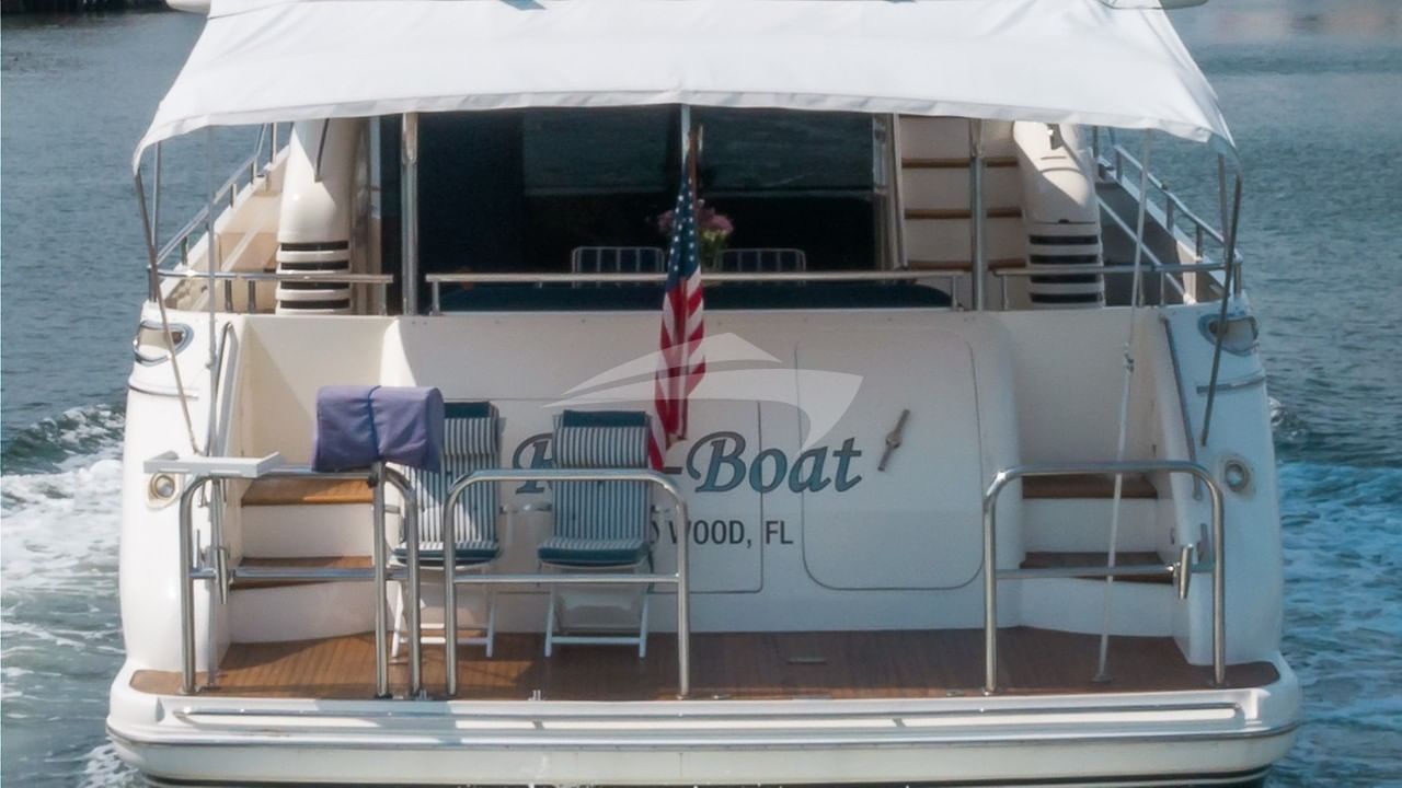 Aft swim platform with seating and shade