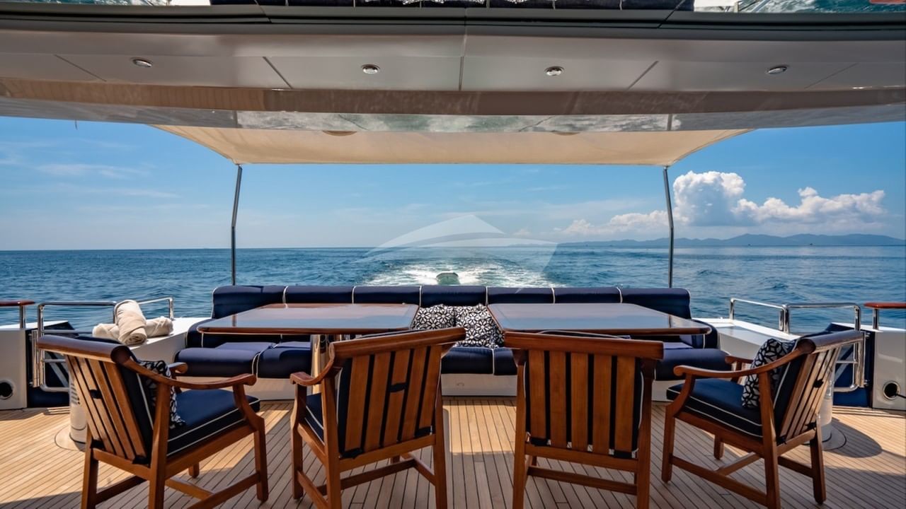 Main deck aft seating