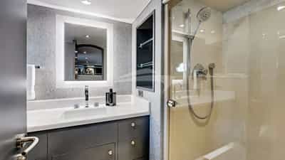 Queen Guest Ensuite