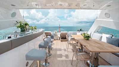 Sundeck bar and lounge