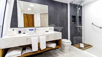 PREMIUM SUITE BATHROOM
