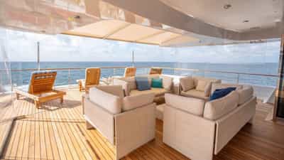 Sundeck aft