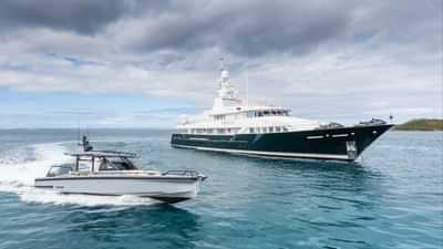 Chase boat