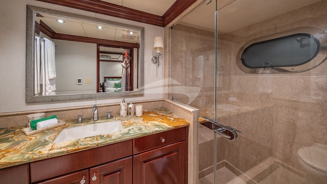 COCO RAY Guest Cabin Ensuite