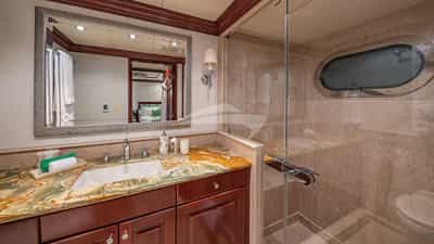COCO RAY Guest Cabin Ensuite
