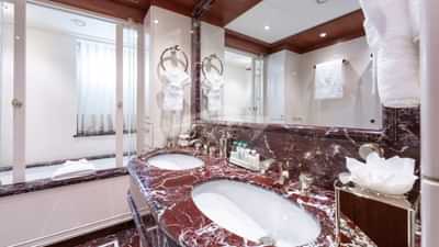 En suite with a bath tub