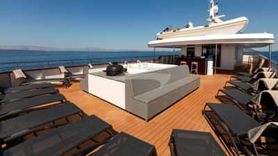 Deck Jacuzzi and Sun Loungers - Sundeck Stern 3