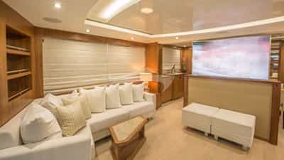 salon w/ TV