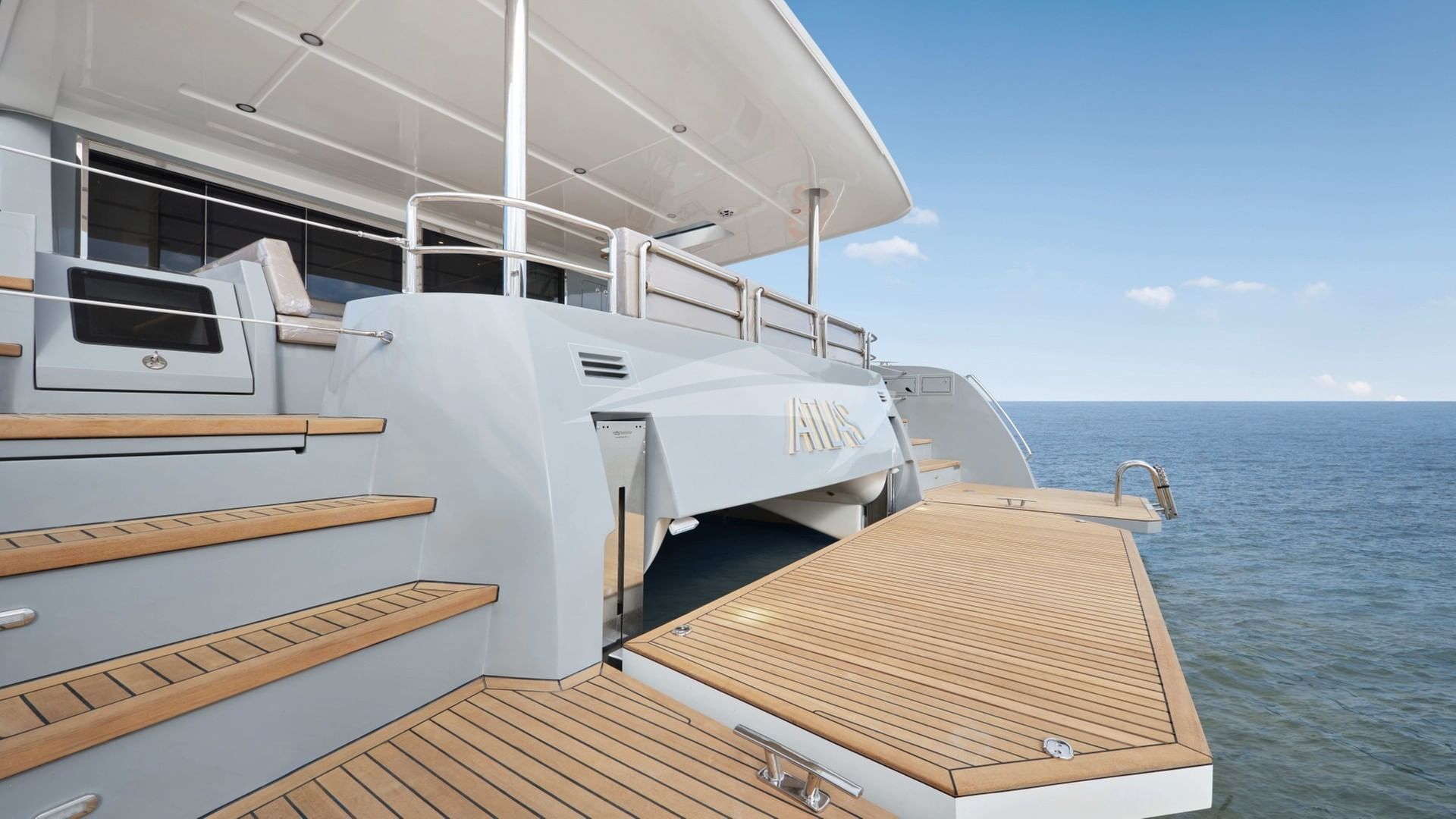 Aft Hydraulic Swim Platform