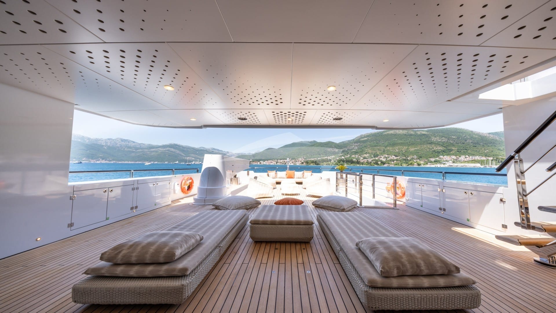 Upper deck aft loungers
