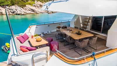 Main deck dining