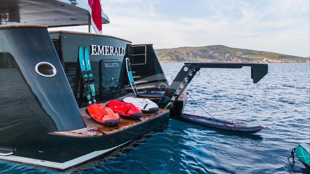 Hydraulic swim platform