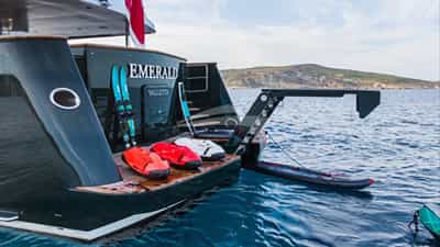 Hydraulic swim platform