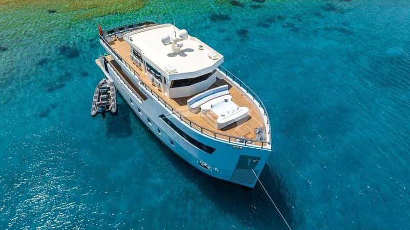 CALM DOWN 30m motor yacht charter, photo 10