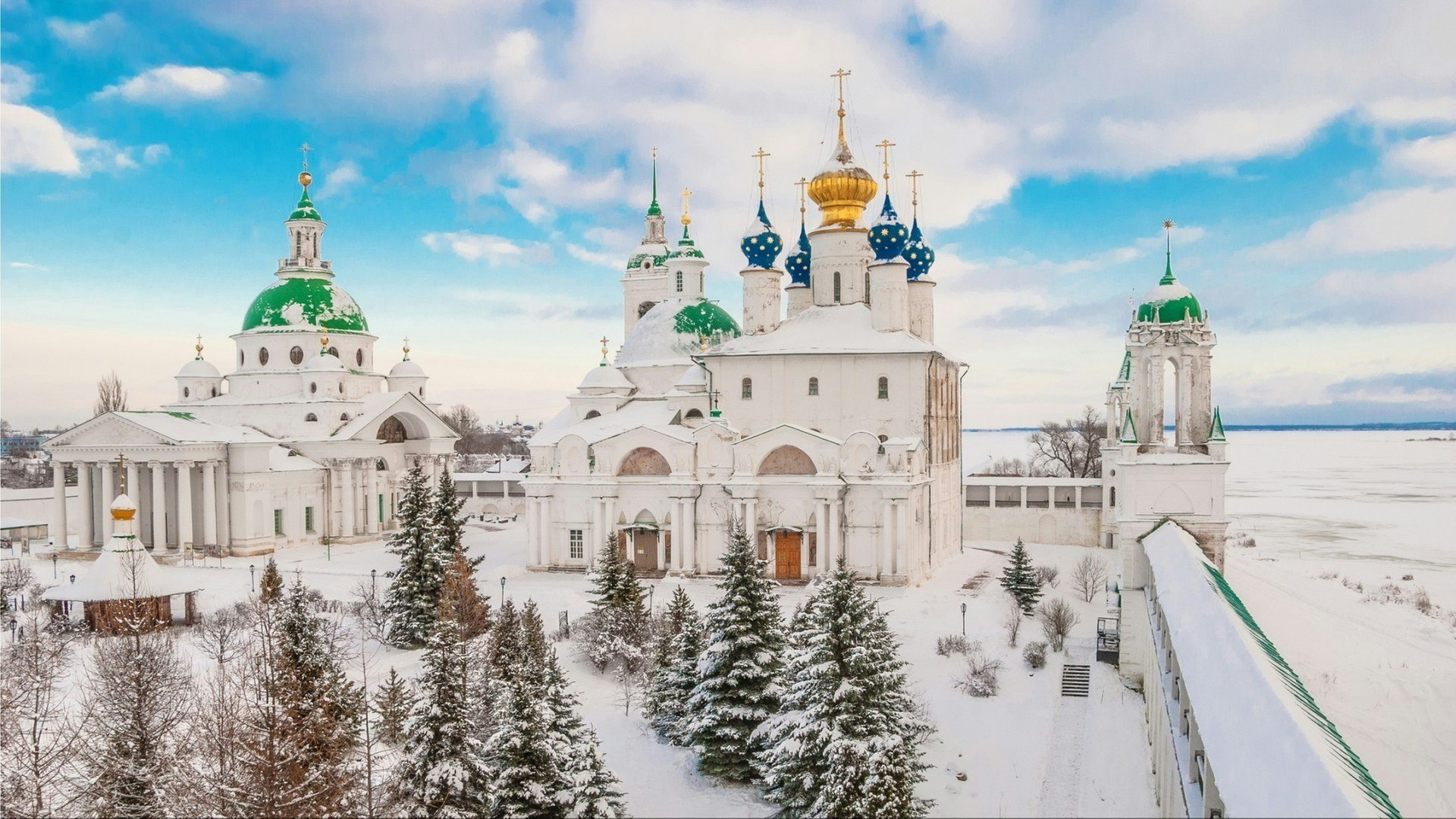 Monastery on the shore of Lake Nero in Rostov Veliky in winter