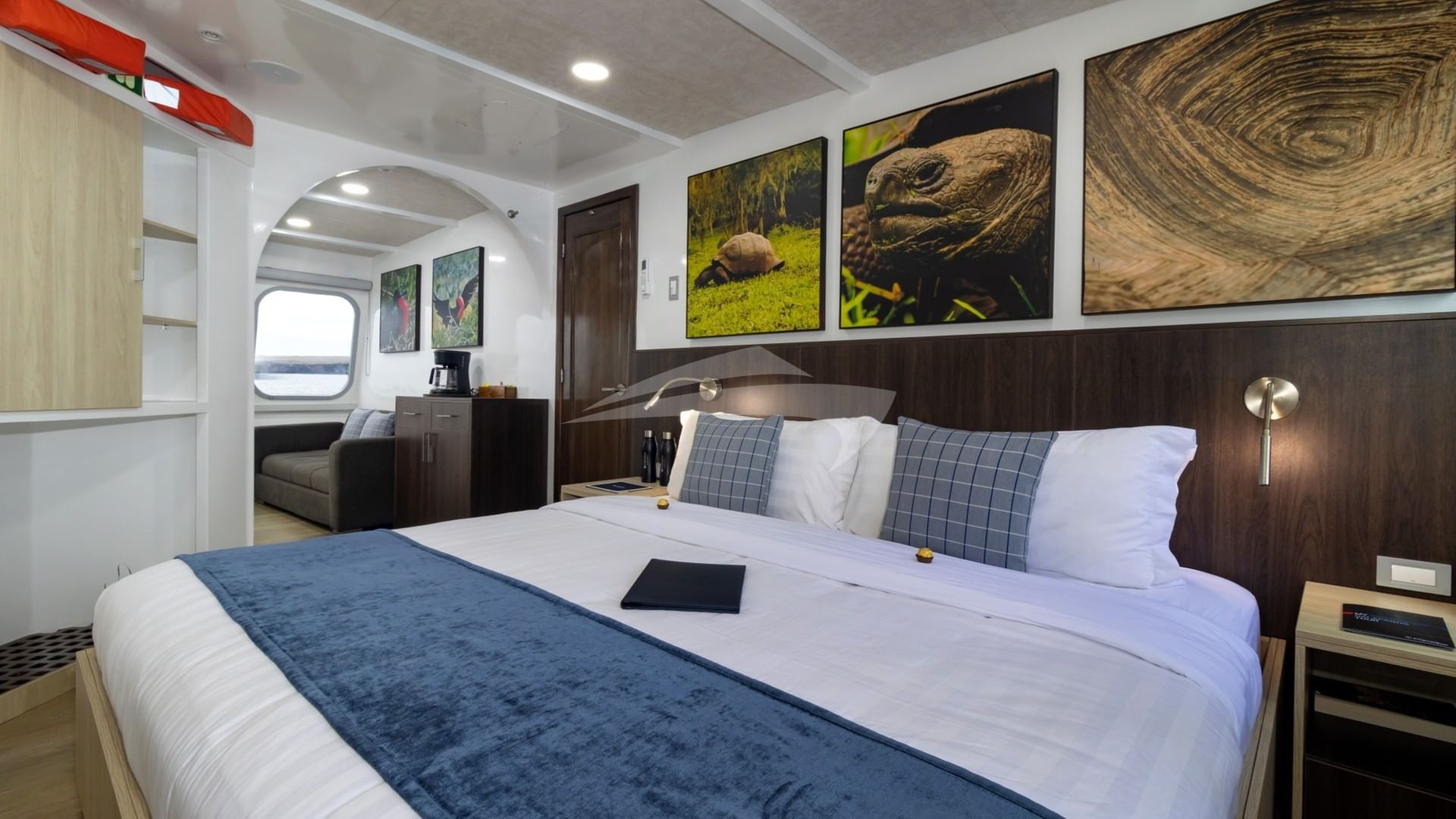 Junior suite main deck