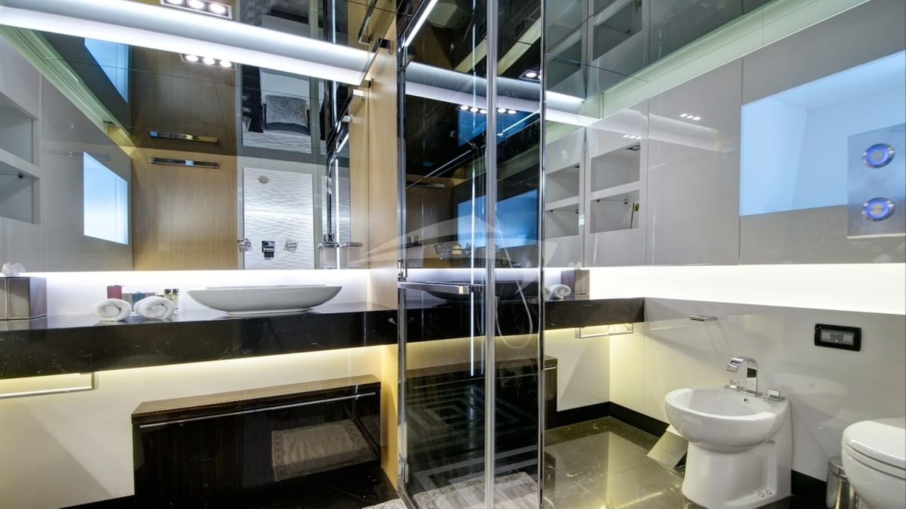 Twin en suite with shower
