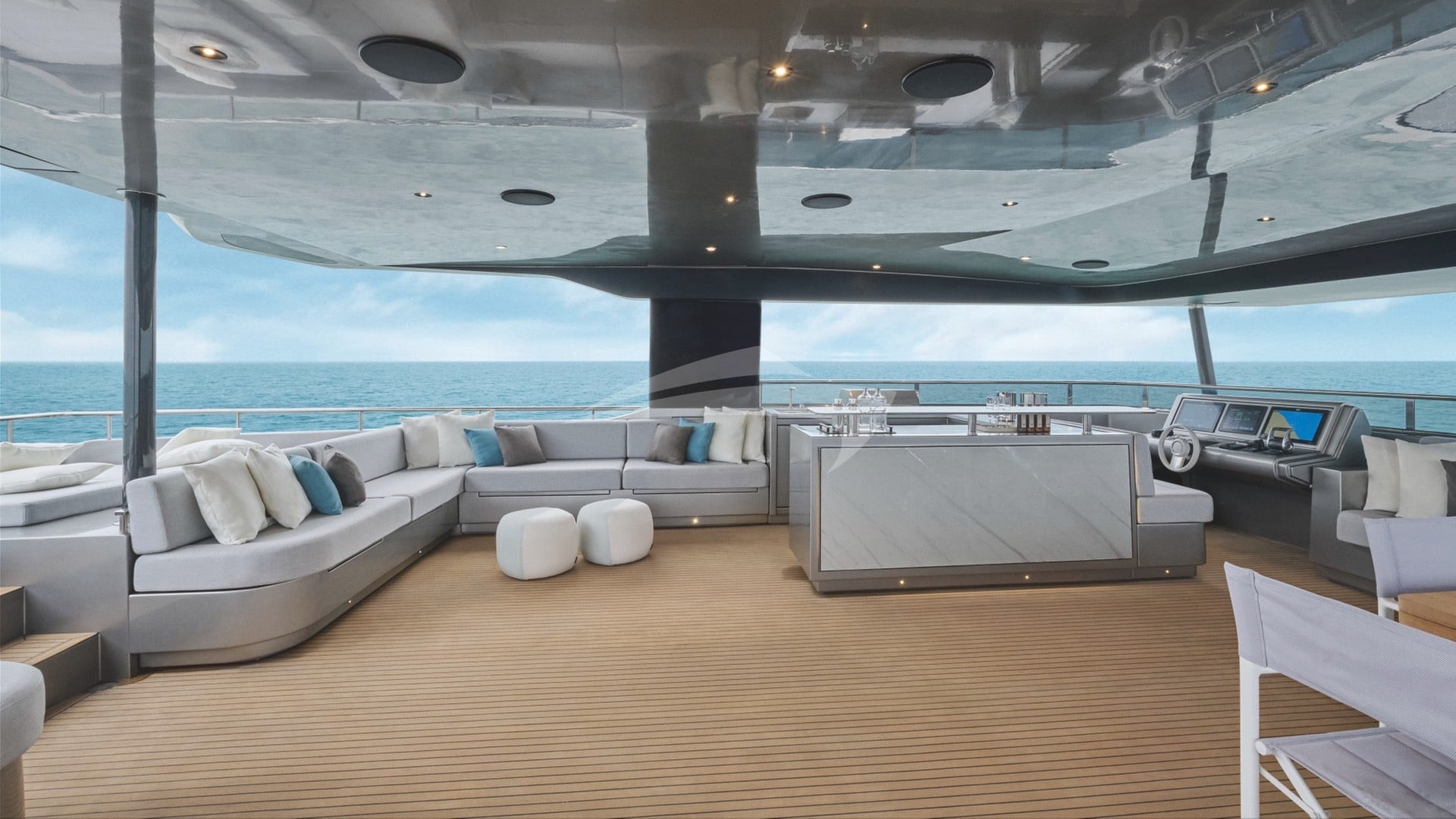 Flybridge deck and helm station