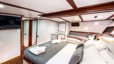 Motor Sailor Lotus Cabin