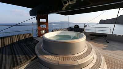 Deck Jacuzzi
