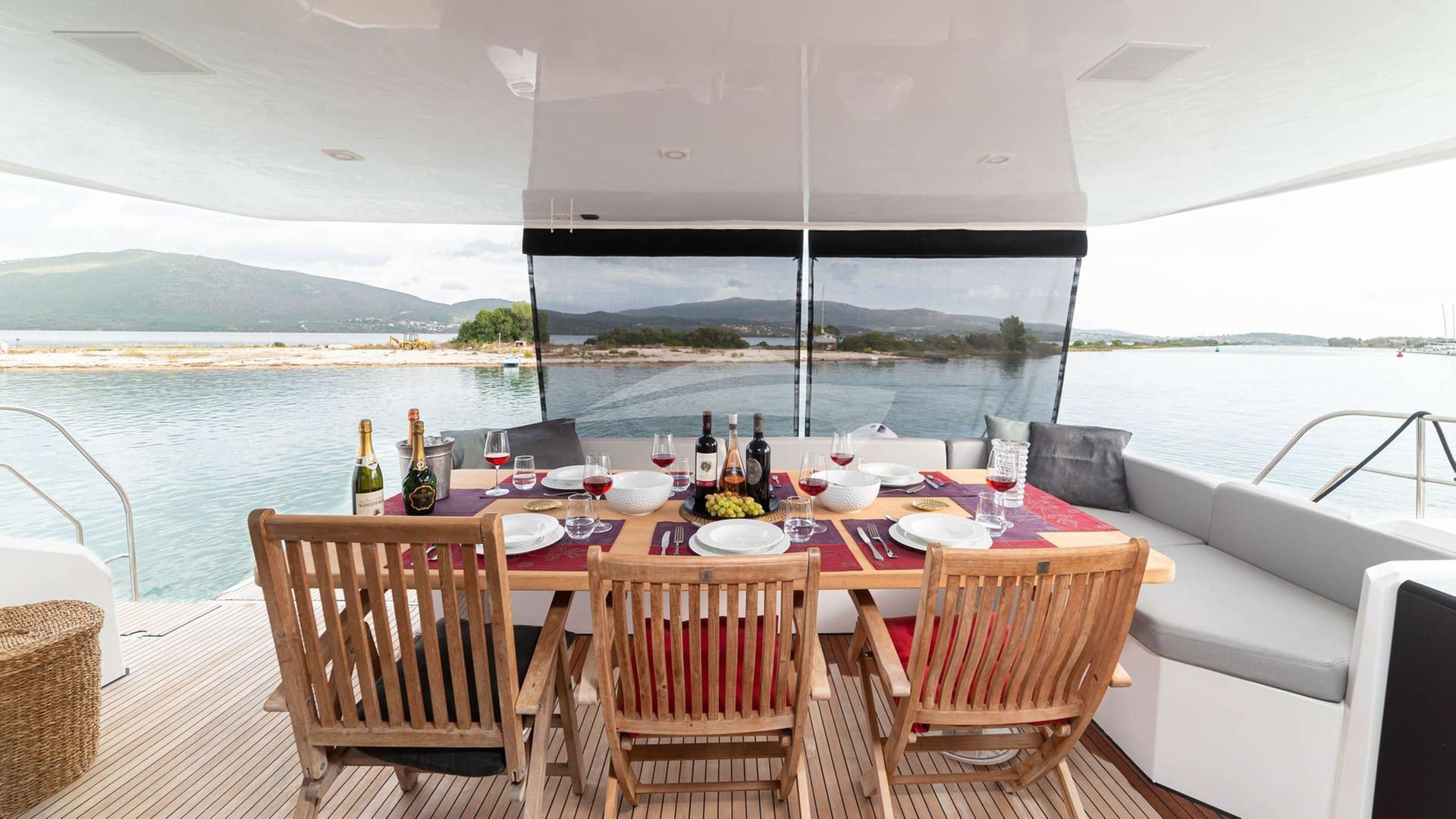 Exterior dining area (aft deck)