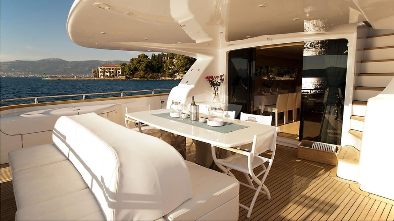Aft deck are and outdoor dining area