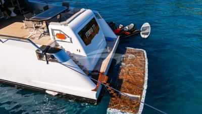 Hydraulic swim platform