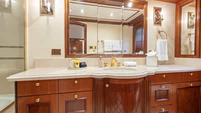 QUEEN 1 ENSUITE