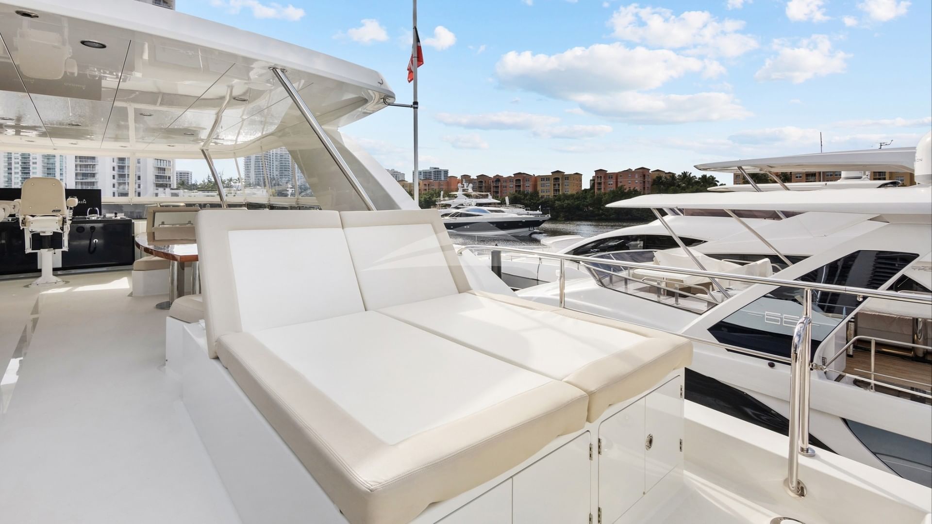 Flybridge sun loungers