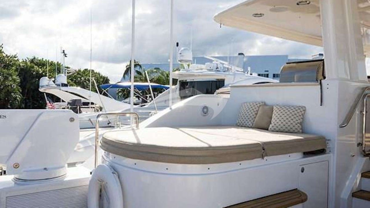 Flybridge Jacuzzi/Sunpad