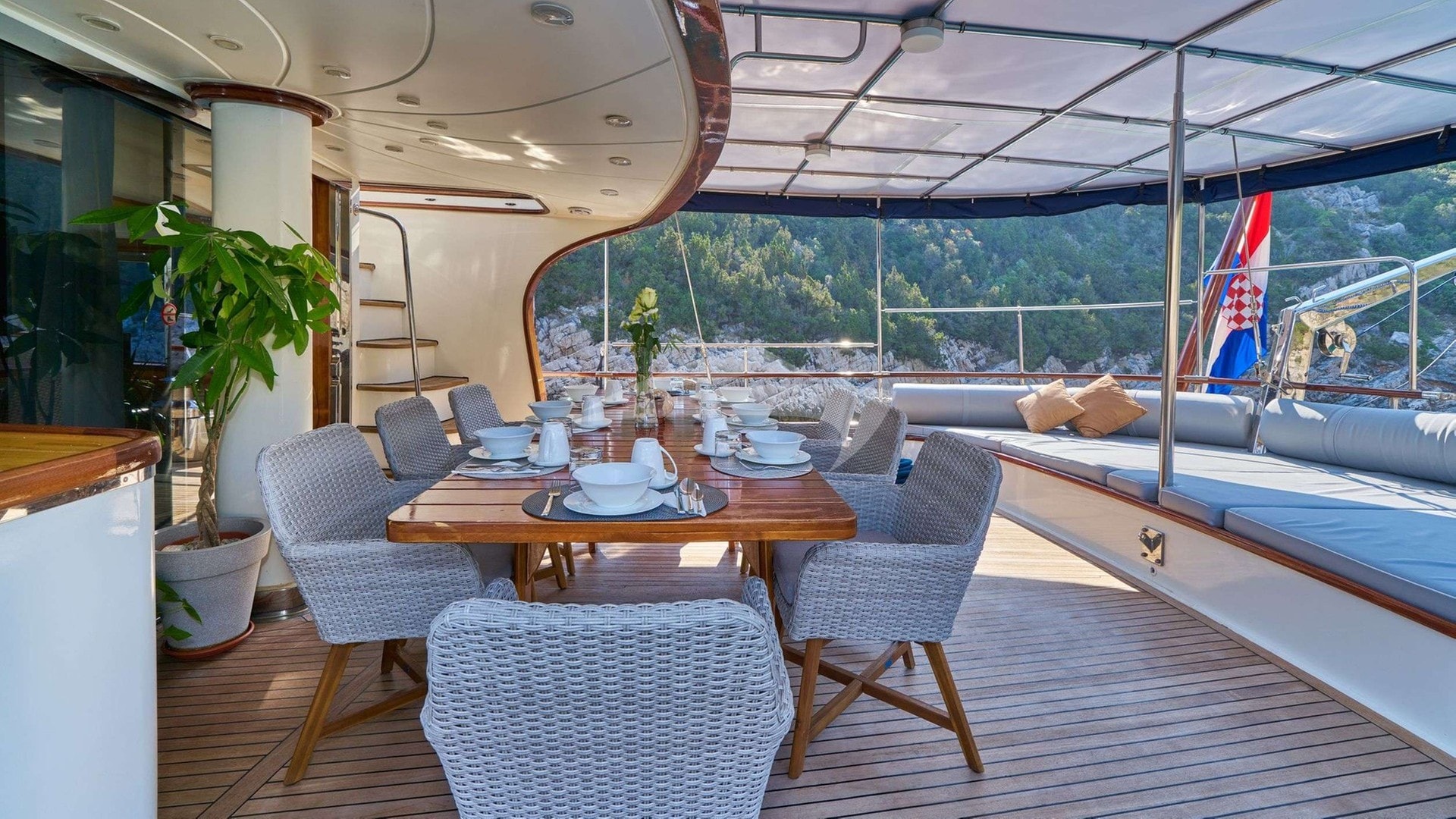 Aft dining & lounge
