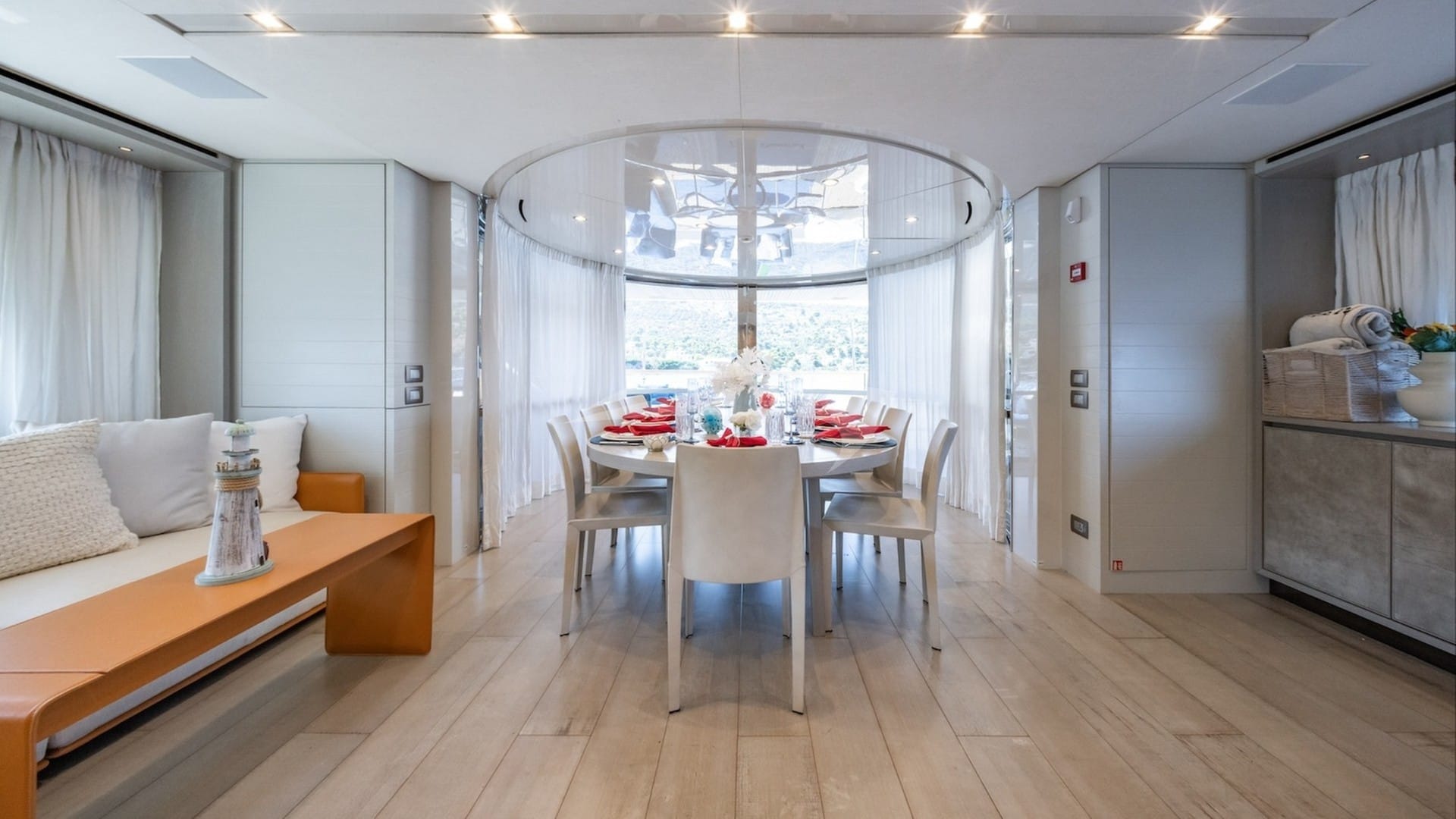 Upper deck dining