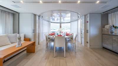 Upper deck dining