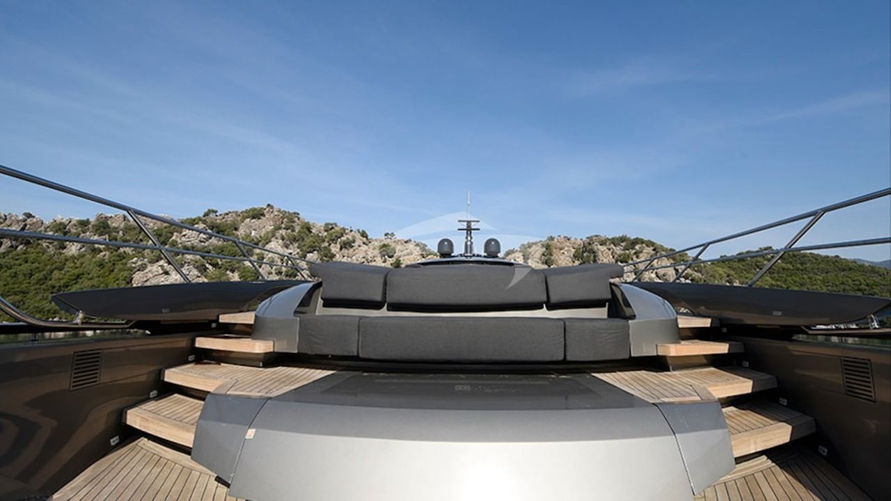 Foredeck sunbathing area