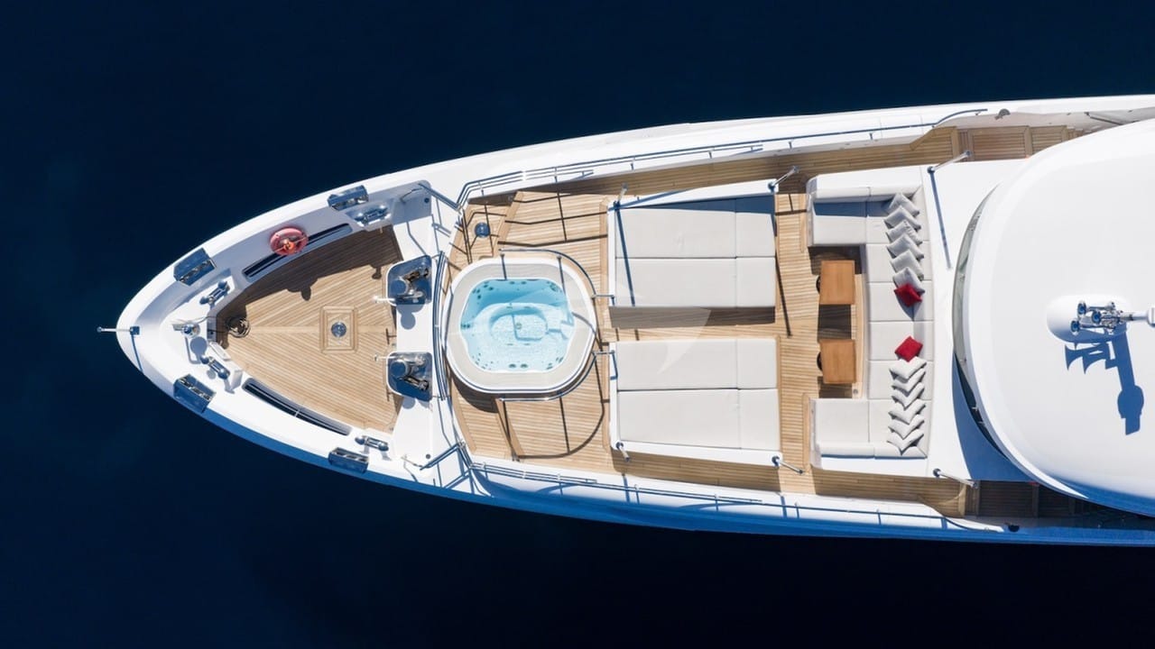 Upper fordeck Jacuzzi