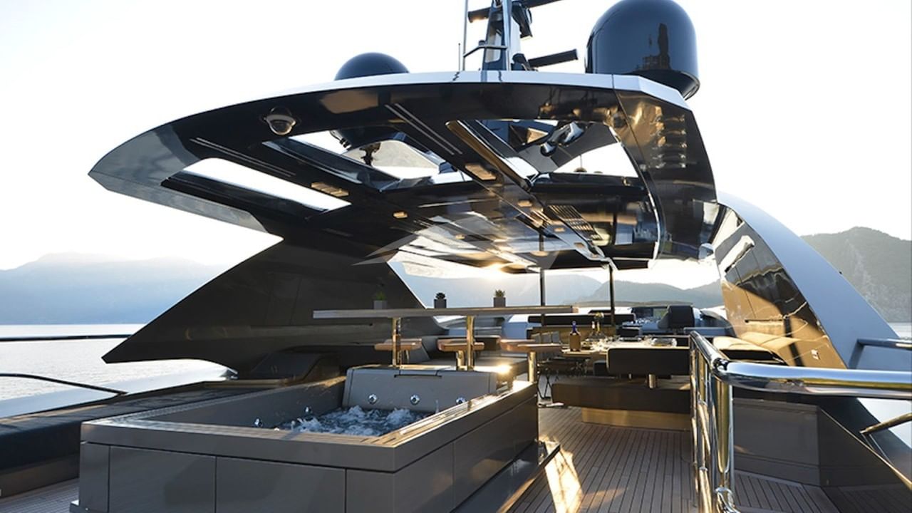 Flybridge with Jacuzzi