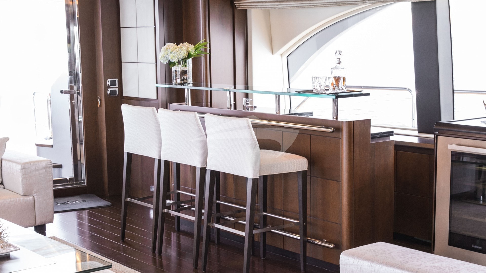 Salon Bar Port Side
