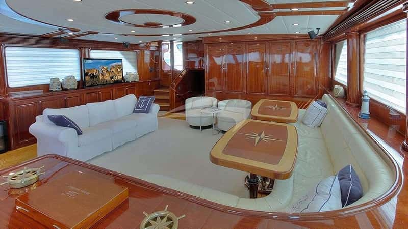 PERFORMANCE FEE 39m motor yacht charter, photo 2