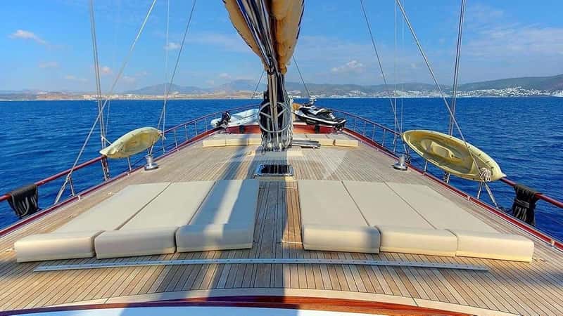 PERFORMANCE FEE 39m motor yacht charter, photo 3