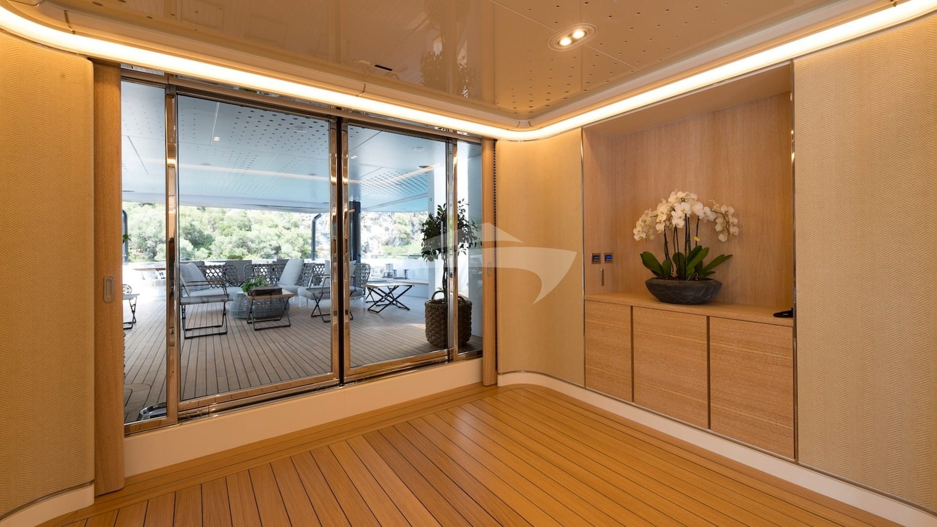 Lobby from main saloon to aft deck