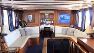 Yacht Charter DISCOVERY