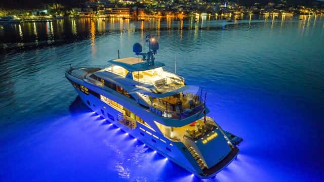 LE VERSEAU yacht charter photo 4